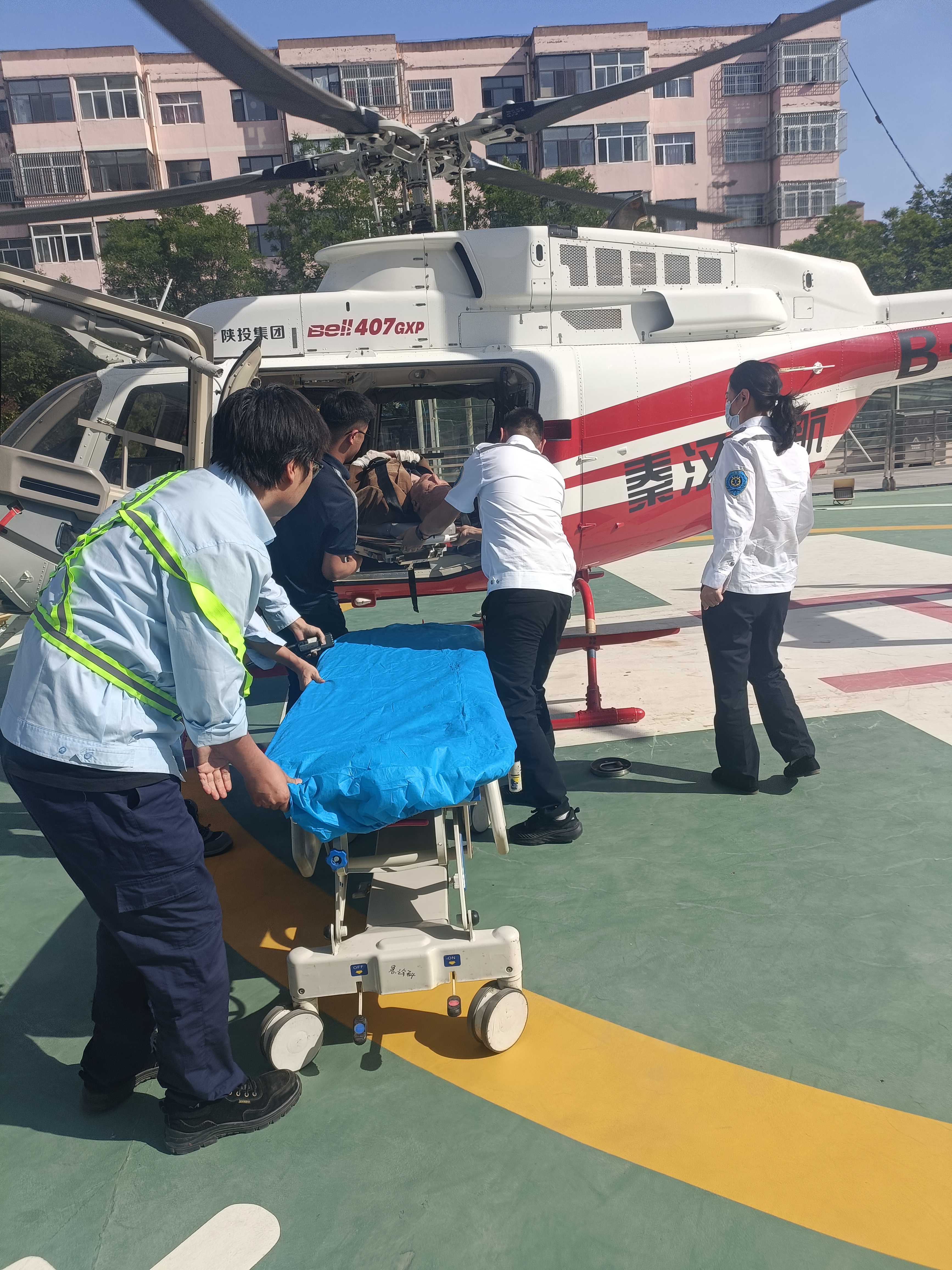 直升机紧急升空，以专业航空救援守护烧伤患者生命安全